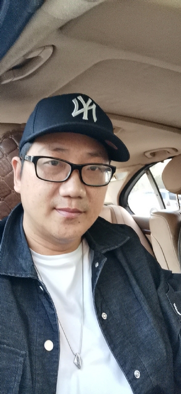 拥抱幸福的第一张照片--福州婚介网